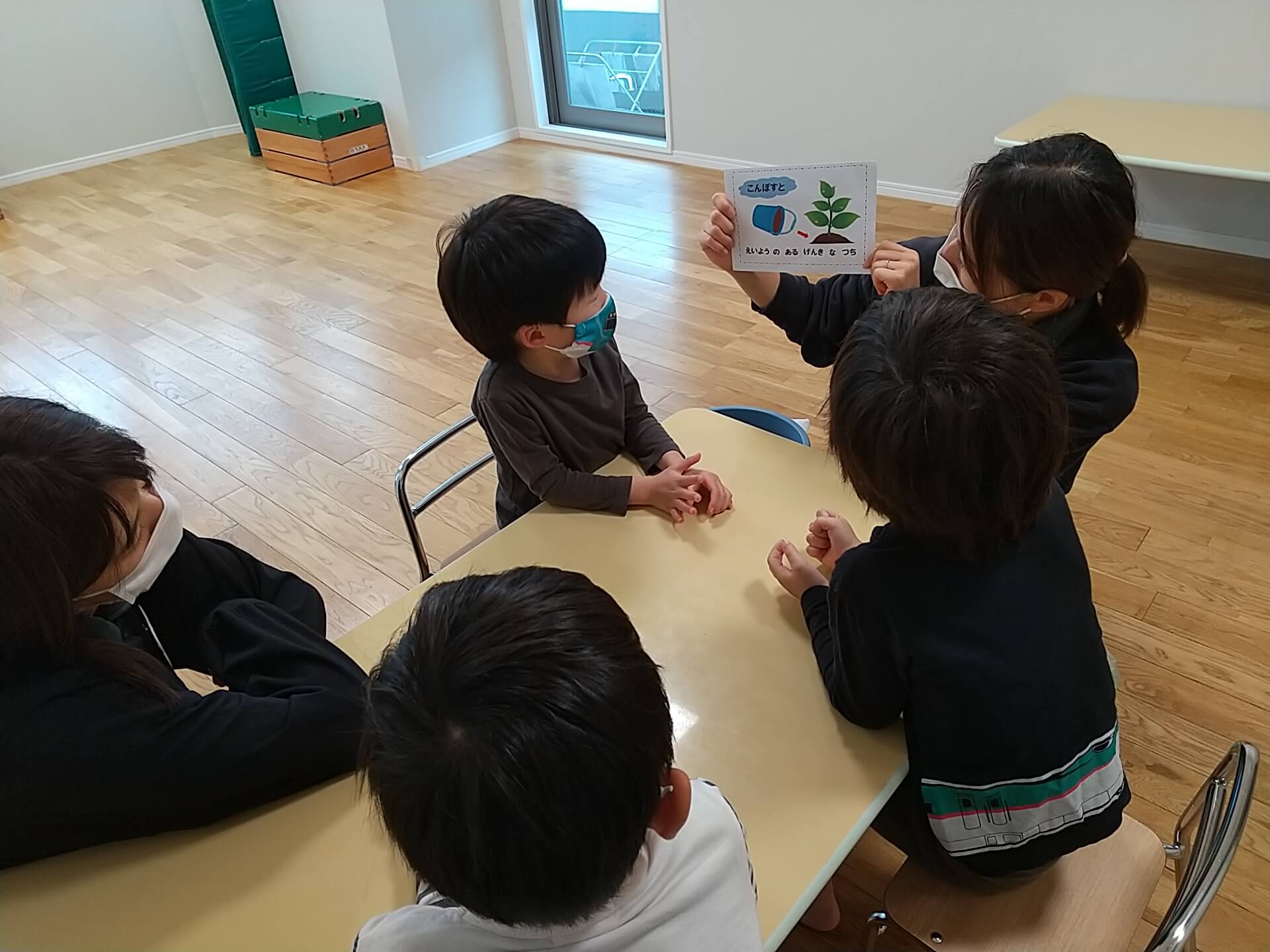 コンポストについて子どもたちに説明する様子