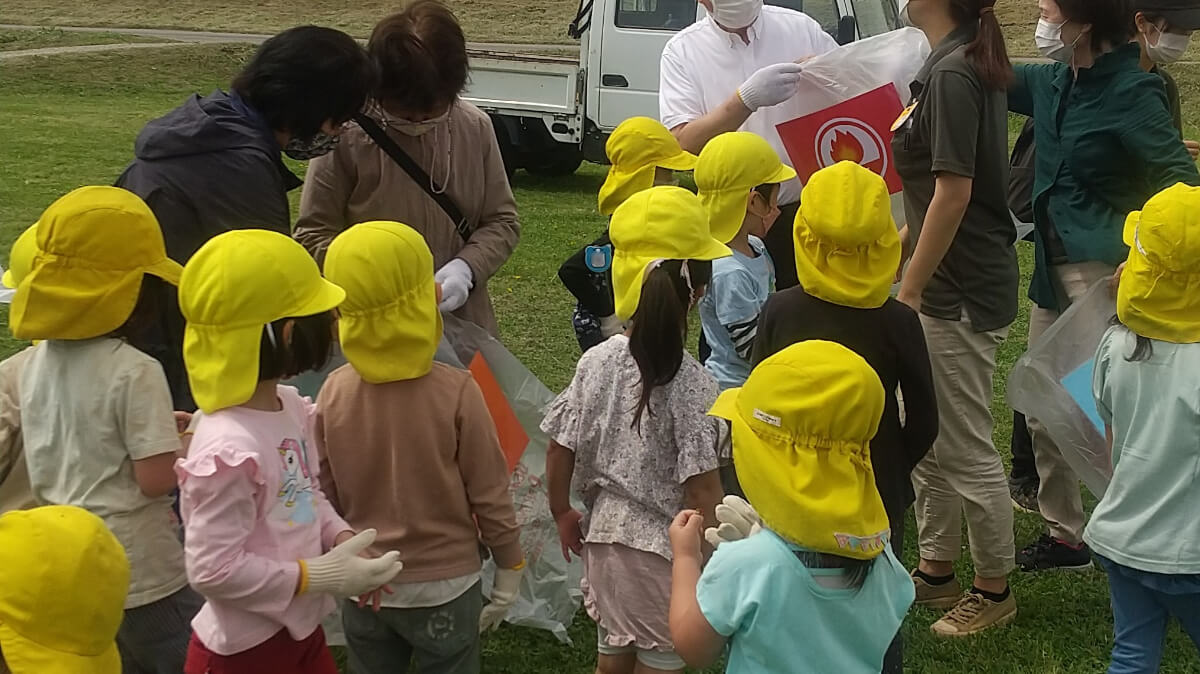 荒川の土手に集合した子どもたち