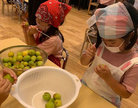 丁寧に扱おうと、ヘタ取りに無言で集中する子どもたち