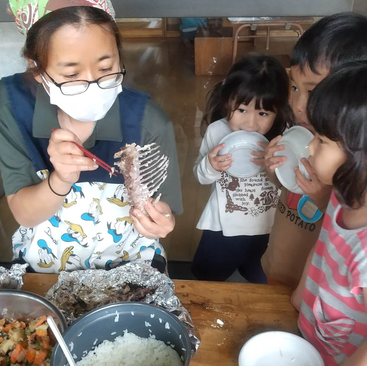 マグロの骨の説明をする保育士