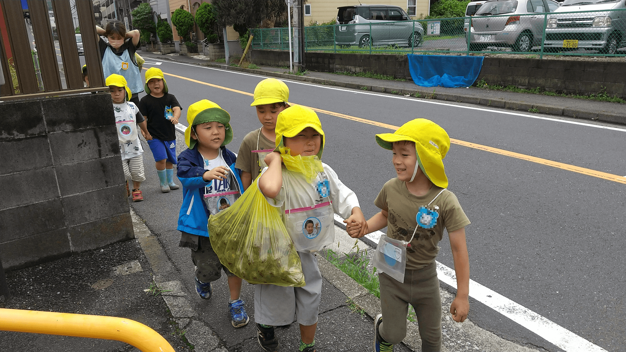 ジャガイモを持ち帰る子どもたち