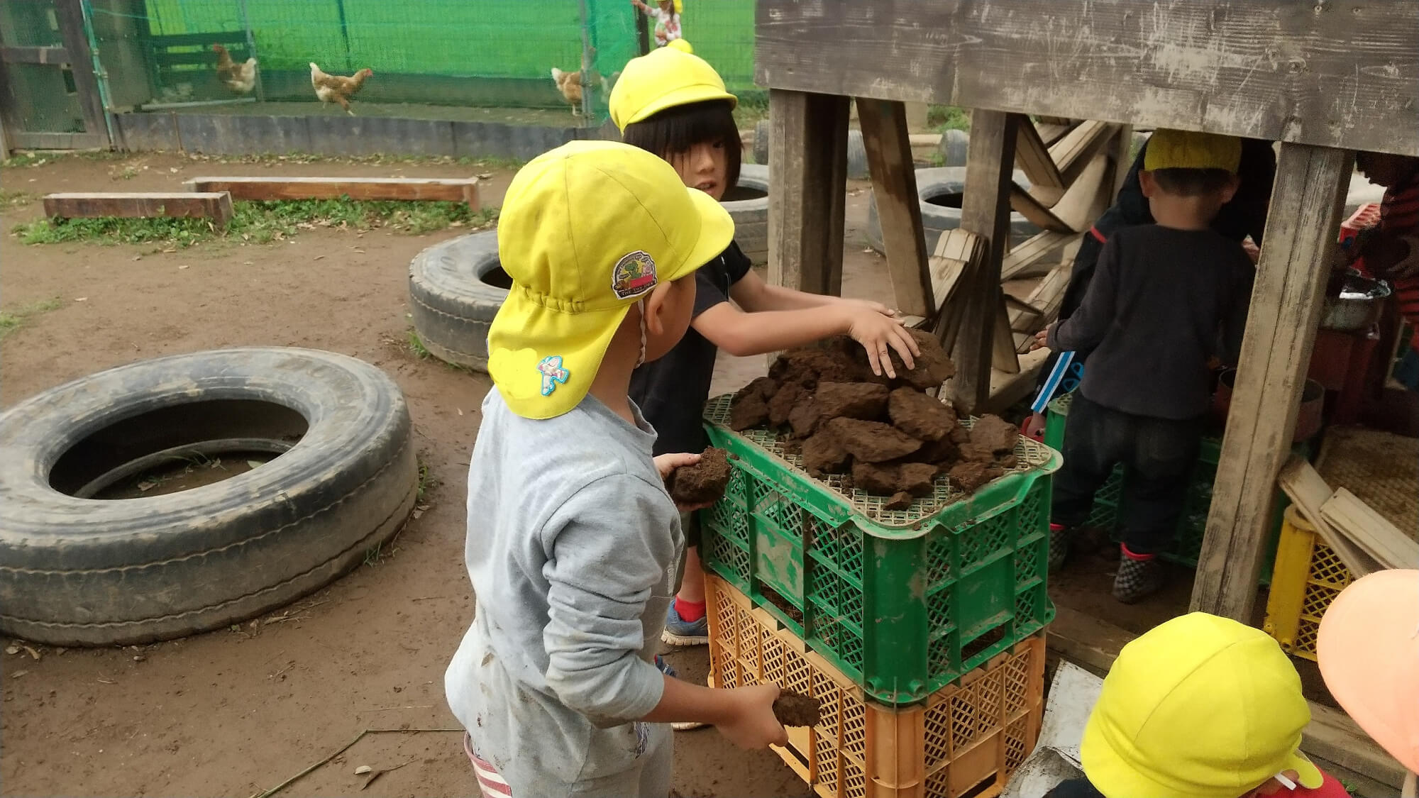 からあげ屋さんごっこをする子どもたち