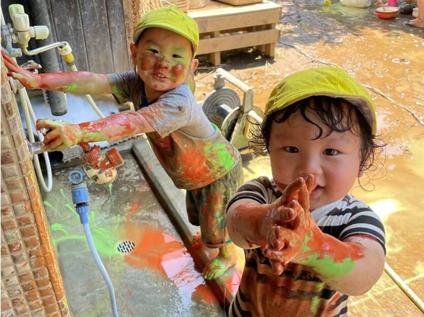 絵の具遊びをする子どもたち