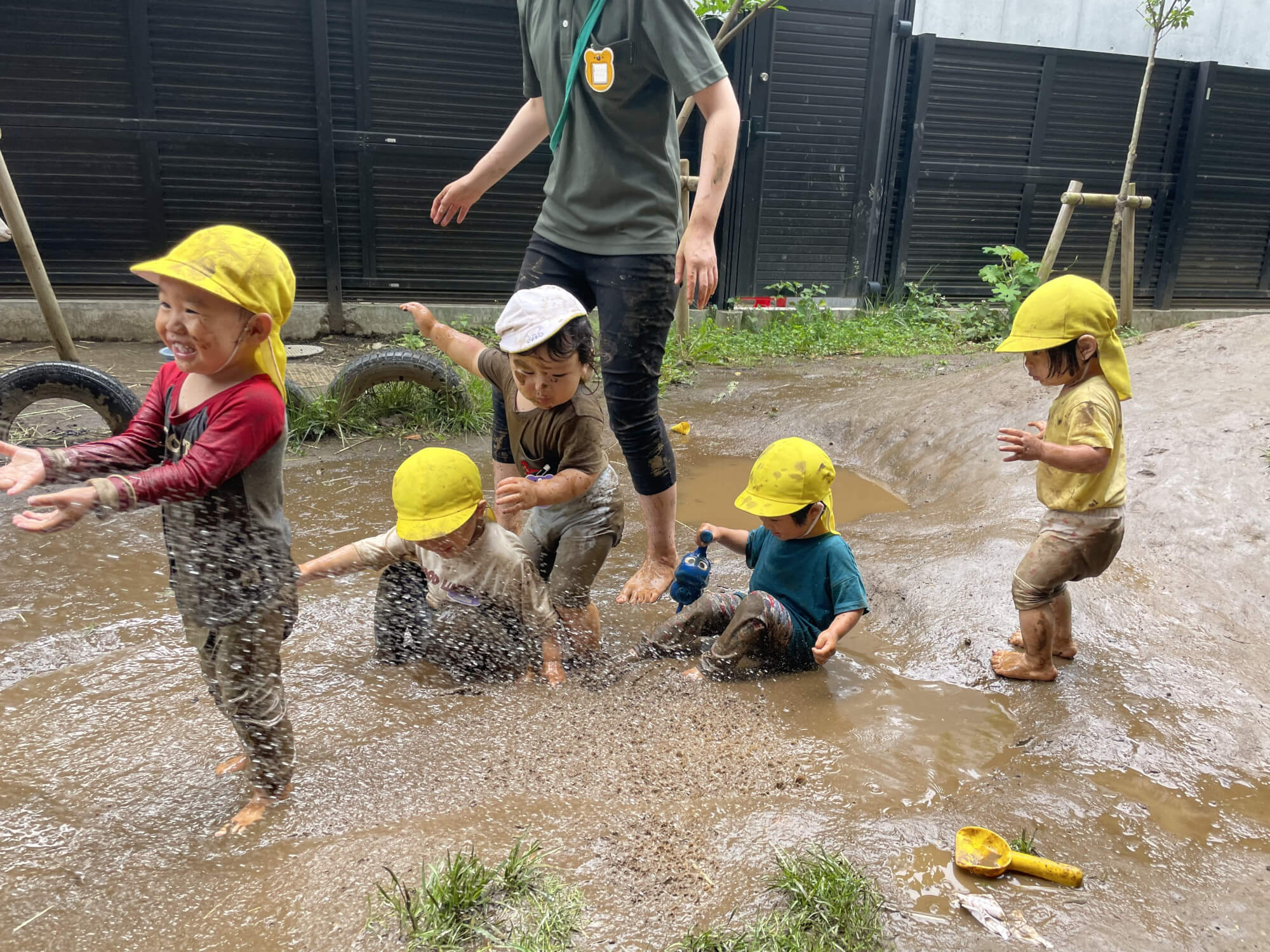 泥水遊びをする子どもたち