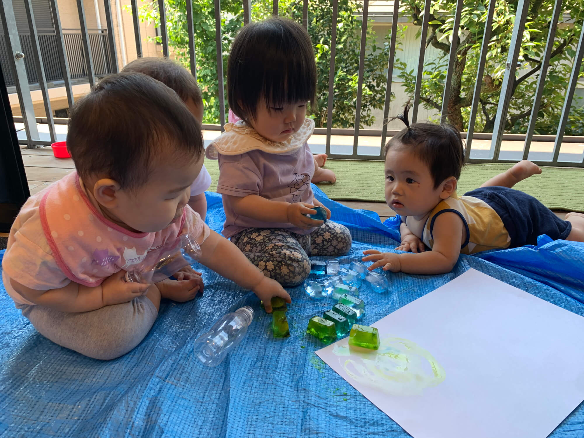 氷遊びをする子どもたち