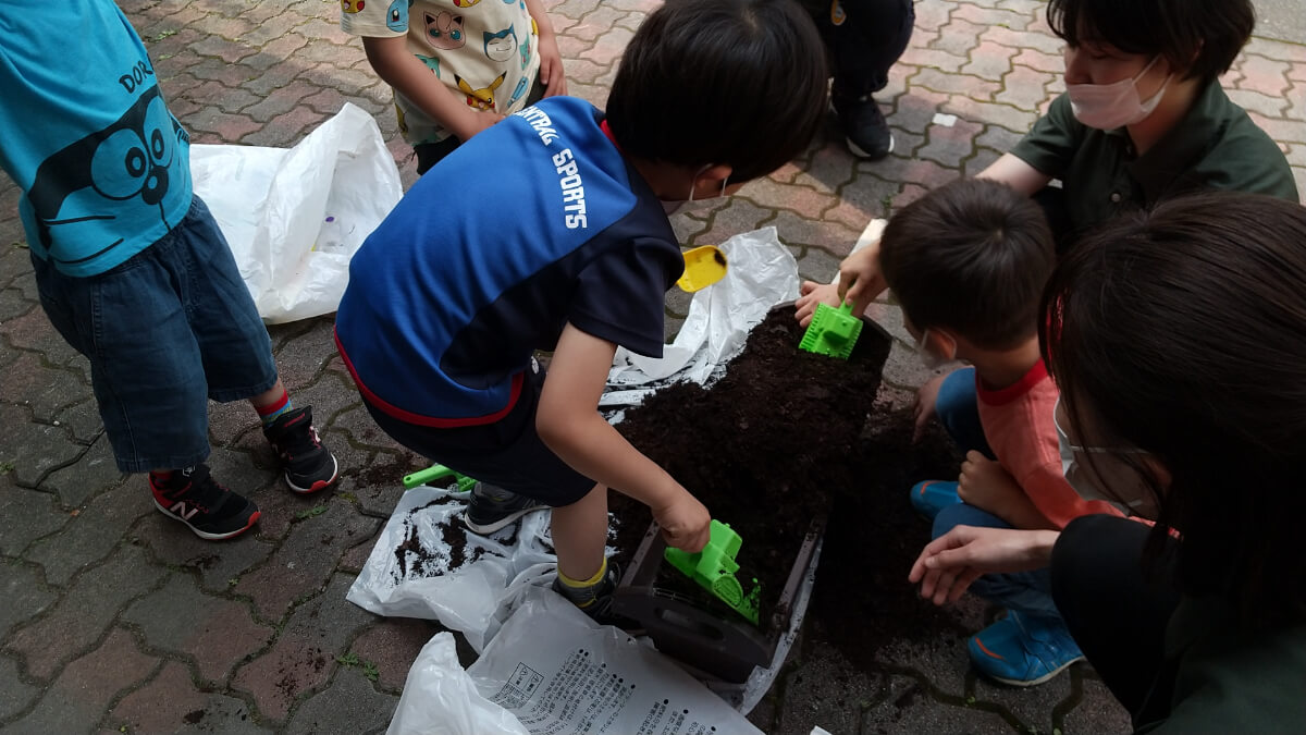 土で遊びだす子どもたち