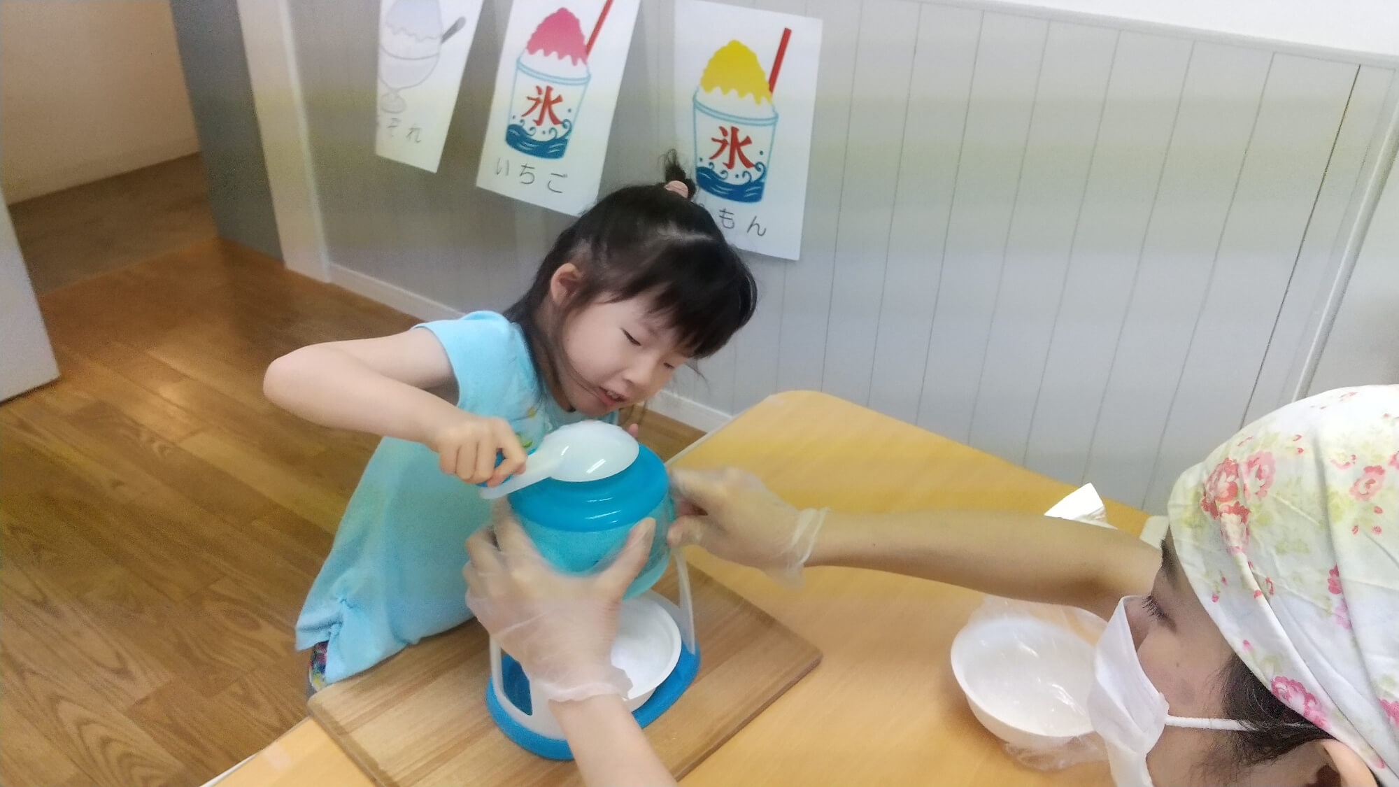 かき氷を削る子ども