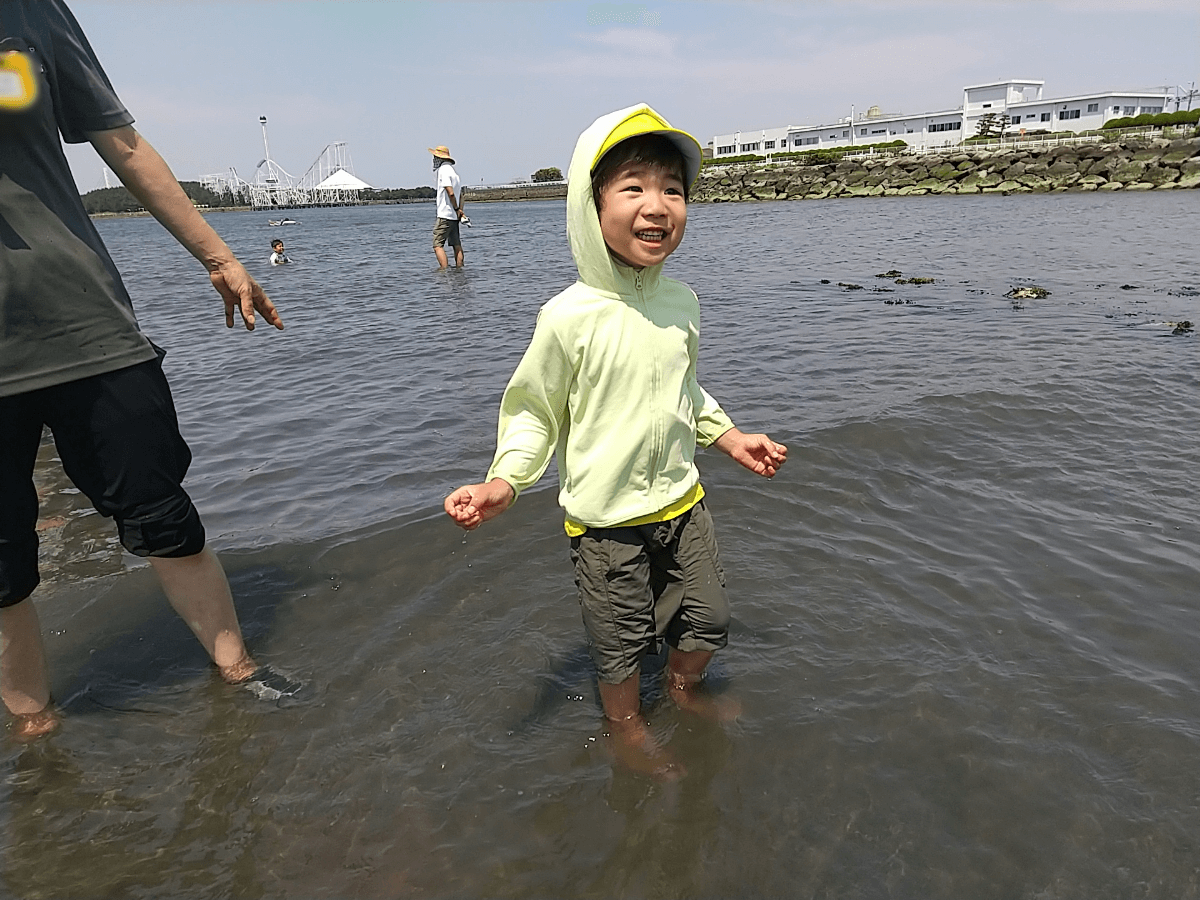 波を感じている子ども