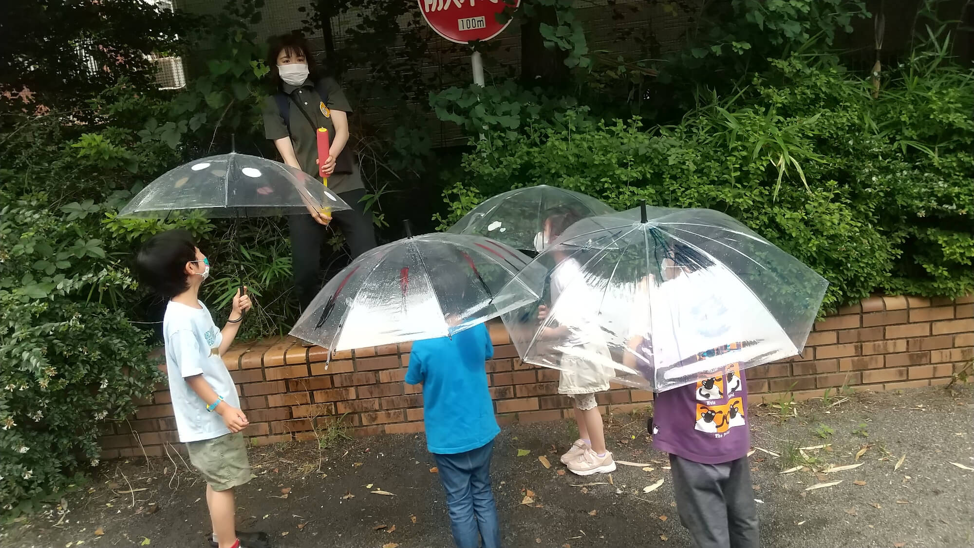 自分で作った傘を使い、公園に出かける子どもたち