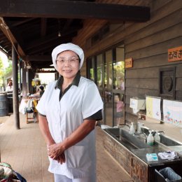 朝霞どろんこの縁側にて小坂さん