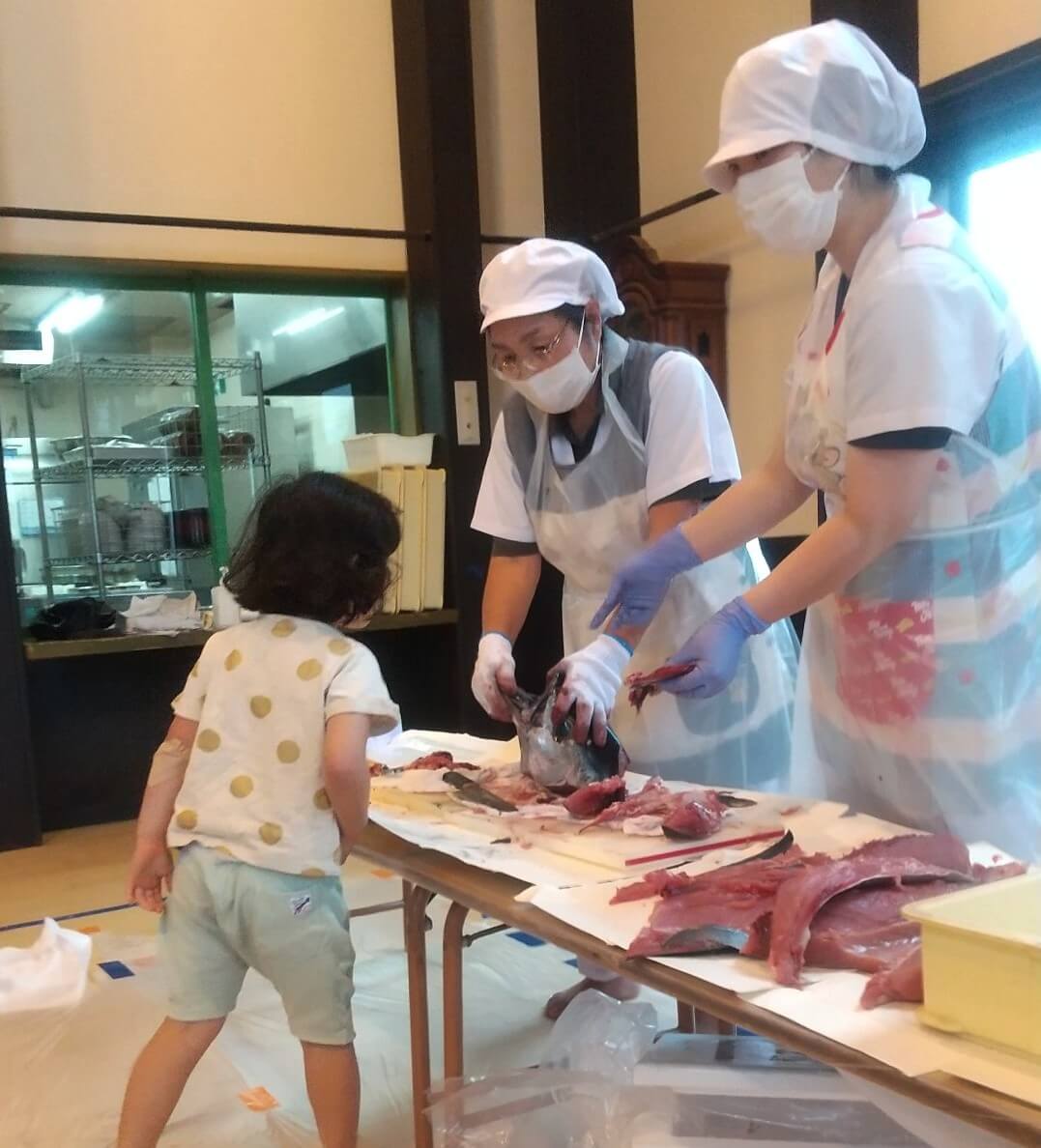 代表が釣り上げたマグロをさばく