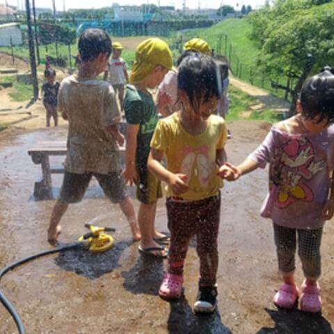 水遊びをする子どもたち