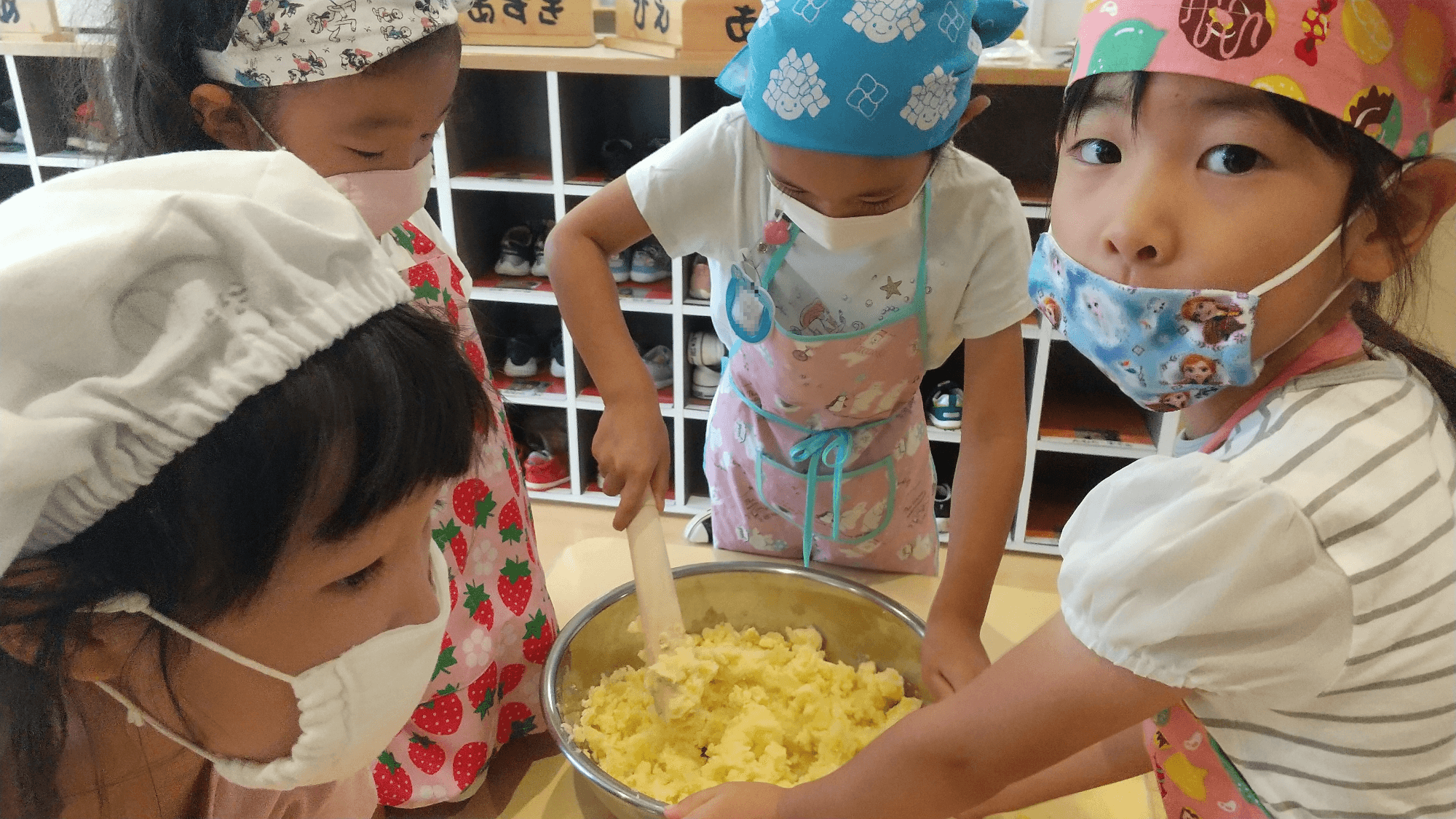 順番にじゃがいもをつぶす子どもたち