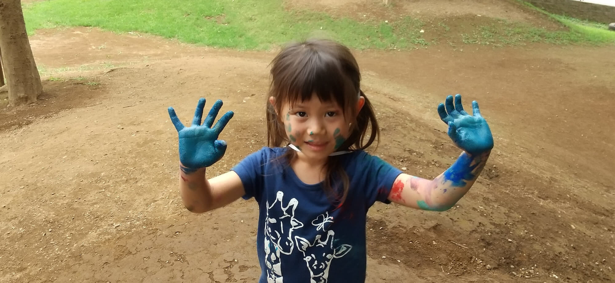 ボディペインティングを楽しむ子ども