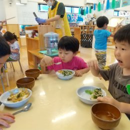 中里どろんこ保育園「オリジナル夏野菜カレー作り」　