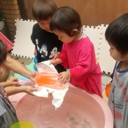 メリー★ポピンズ 成増「全身を使っての氷絵具あそび」