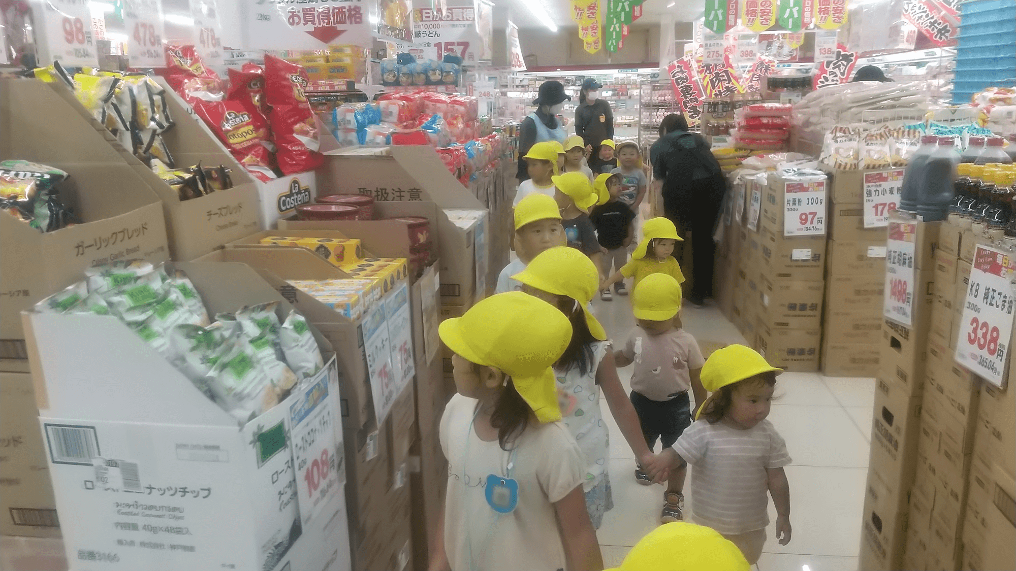 お店で寒天を探す子どもたち