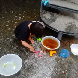 シャンボン玉で遊ぶ子ども