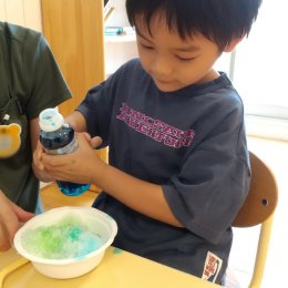 かき氷にシロップをかける子