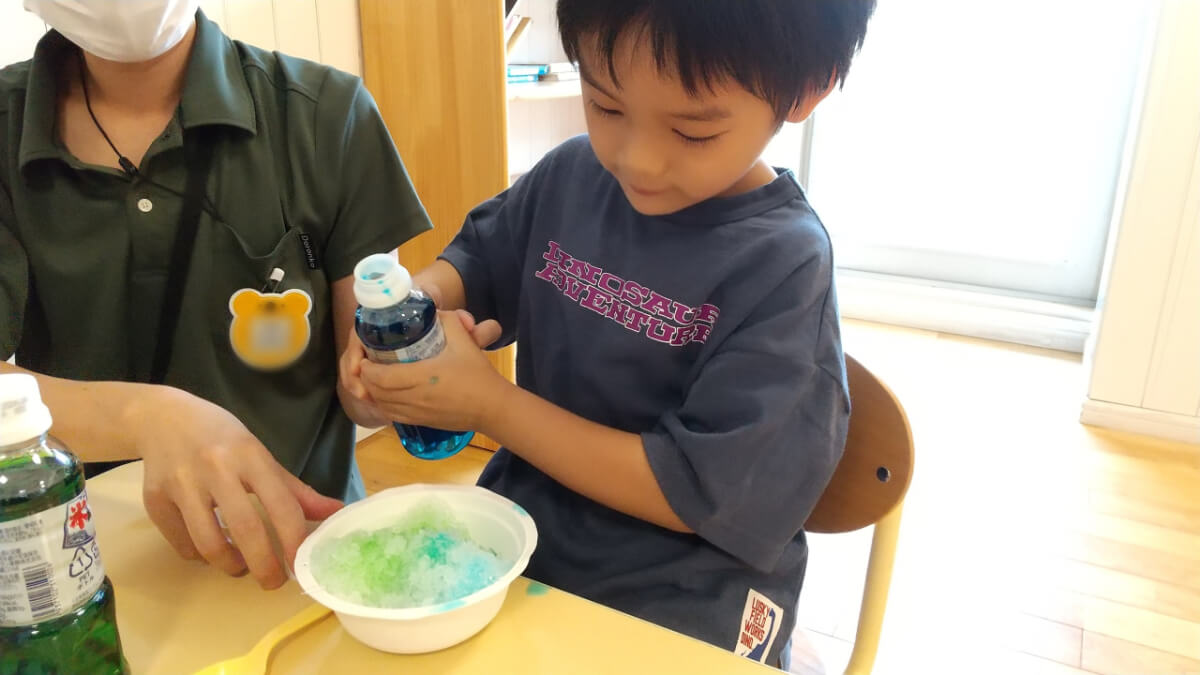 かき氷にシロップをかける子