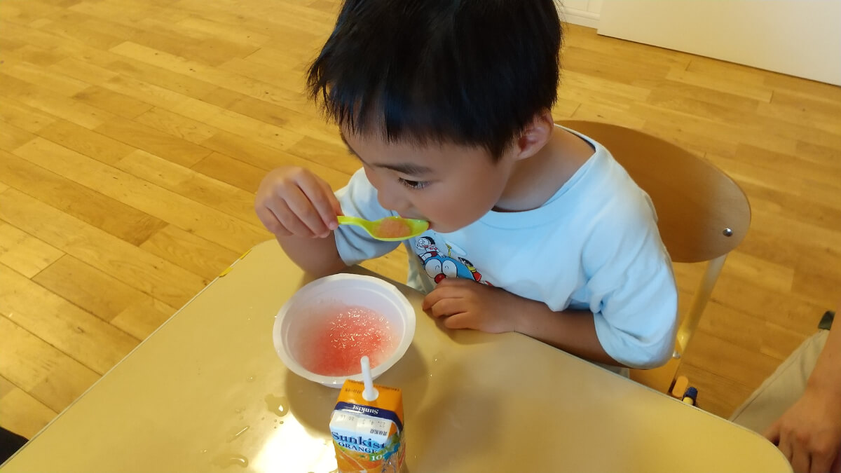 かき氷を食べる子