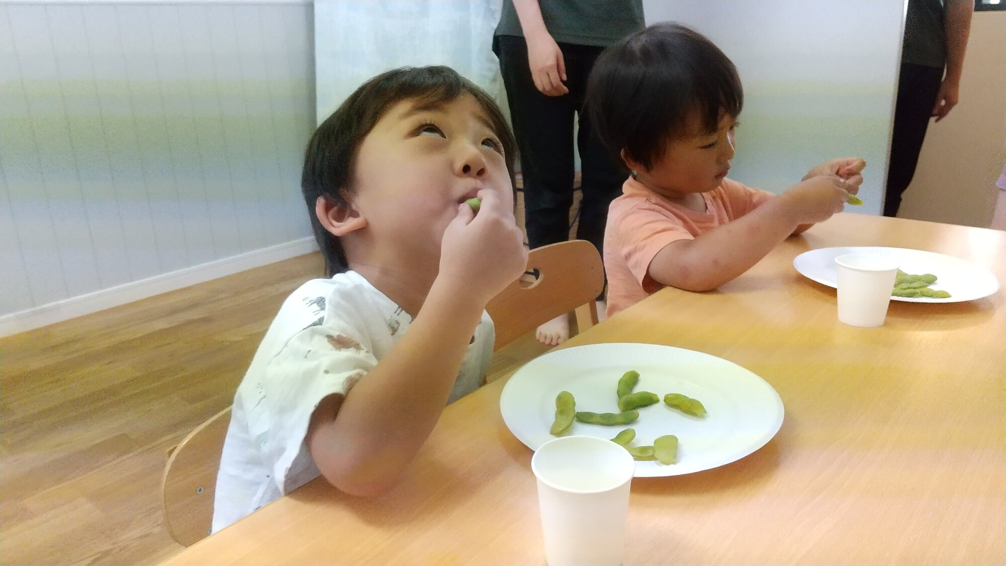 枝豆を味わう子どもたち