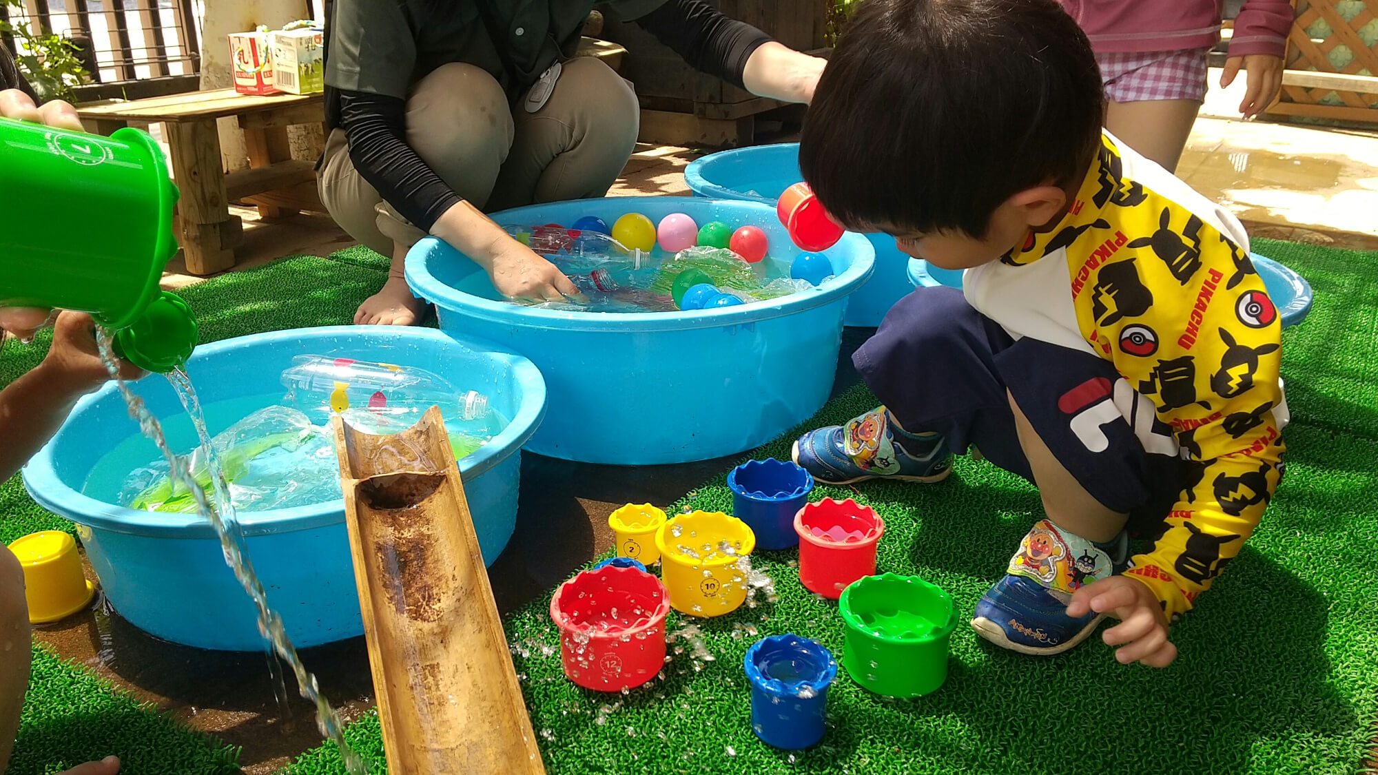 園庭での水遊びの様子