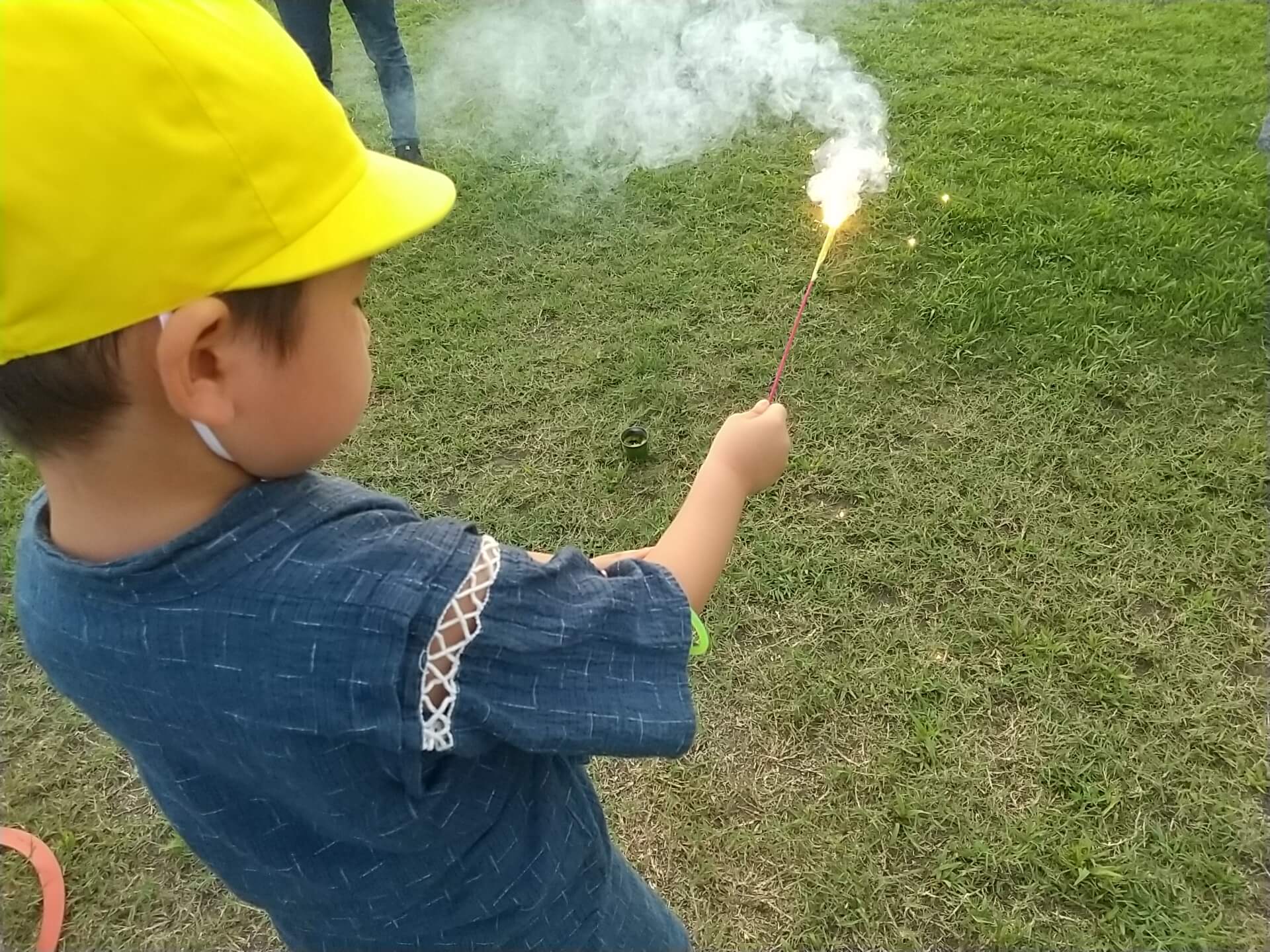 花火で遊ぶ様子