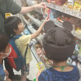 お菓子を選ぶ子どもたち