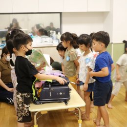 北千住どろんこ保育園と発達支援つむぎ 北千住ルーム　5歳児の異年齢交流をレポート