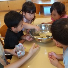 船橋どろんこ保育園「味噌汁作り」