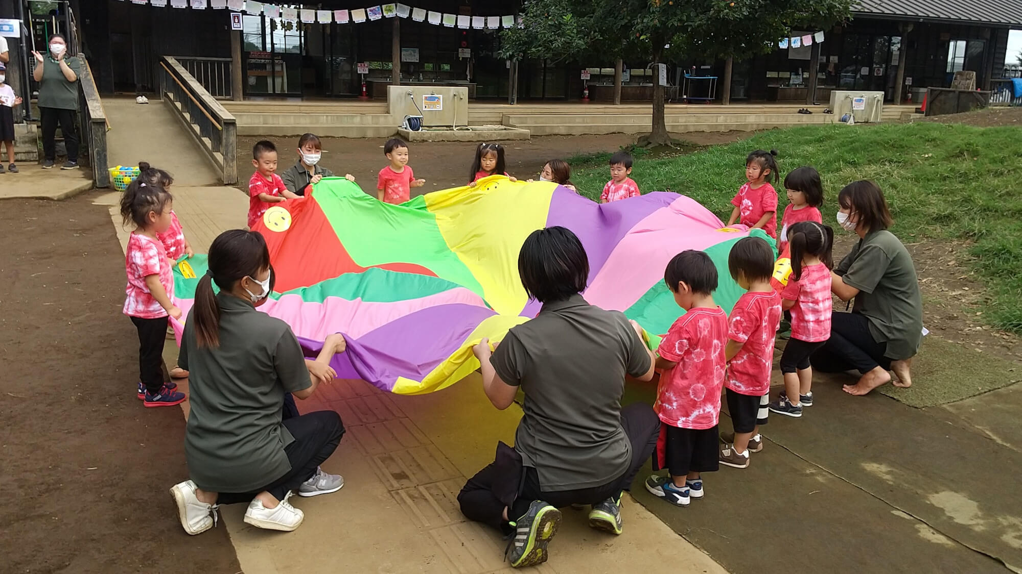 パラバルーンに挑戦する子どもたち