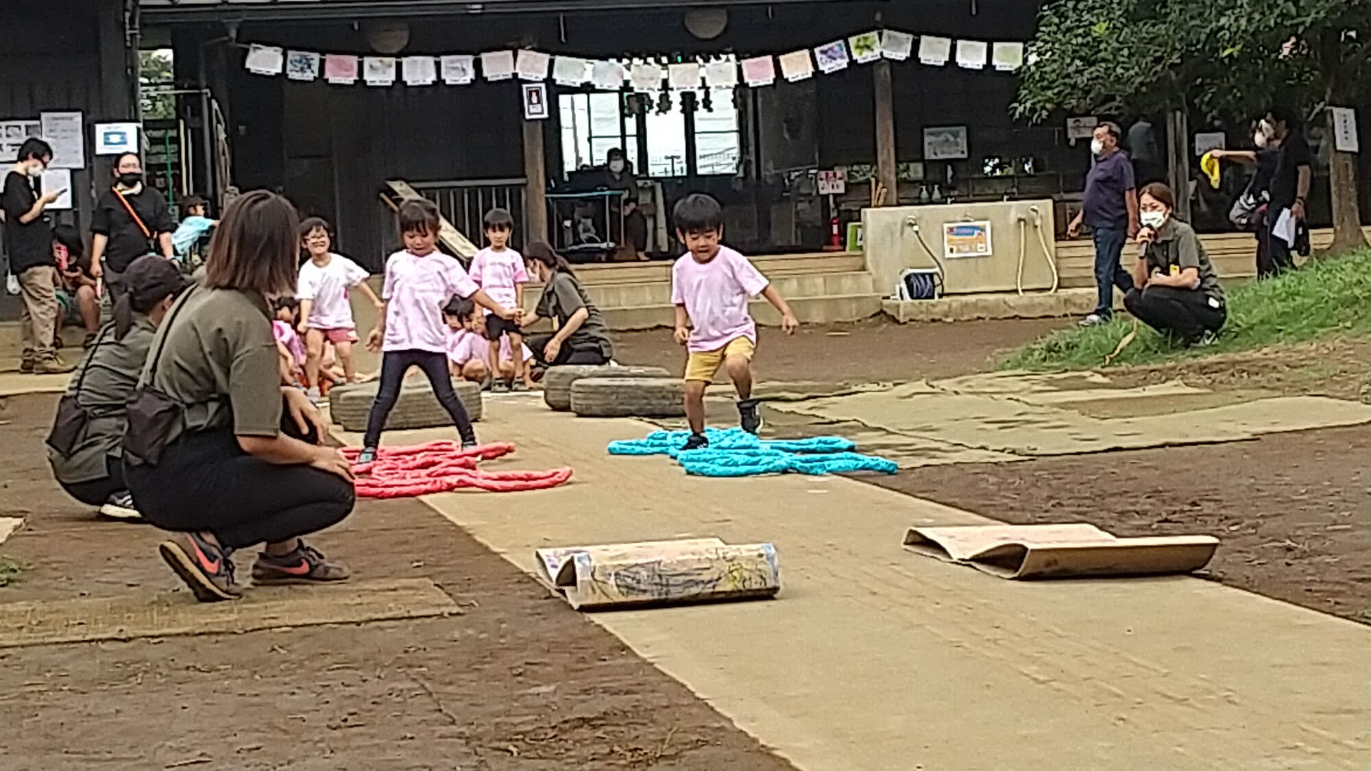 アスレチックリレーに挑戦する子どもたち