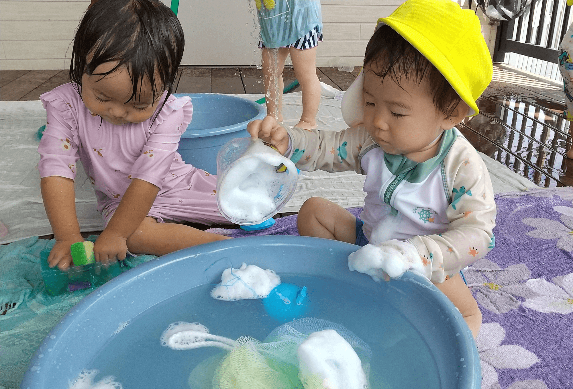 泡遊びをする子どもたち