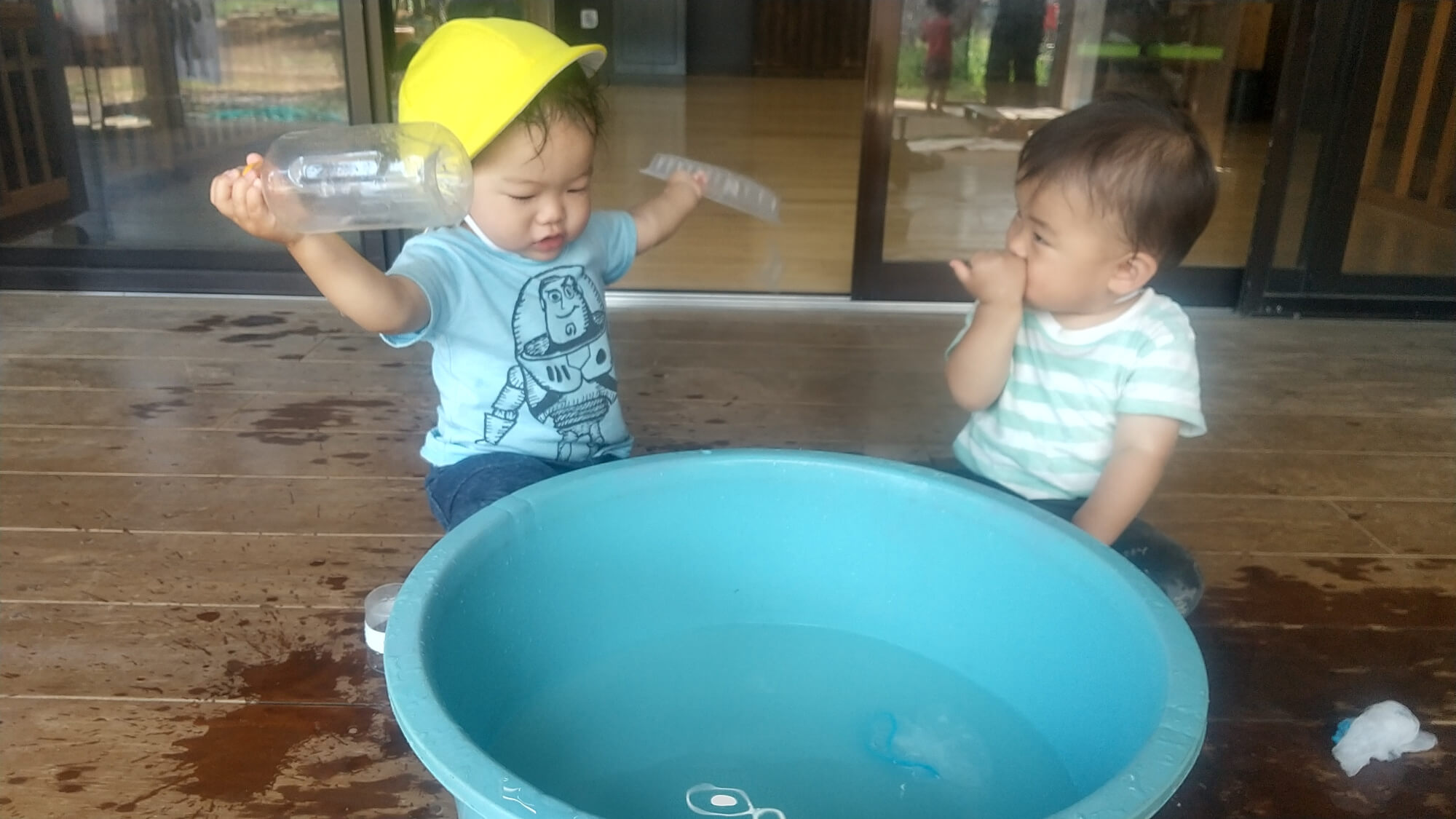 水遊びをする子どもたち