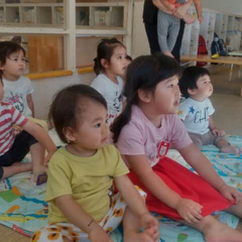 話に聞き入る子どもたち