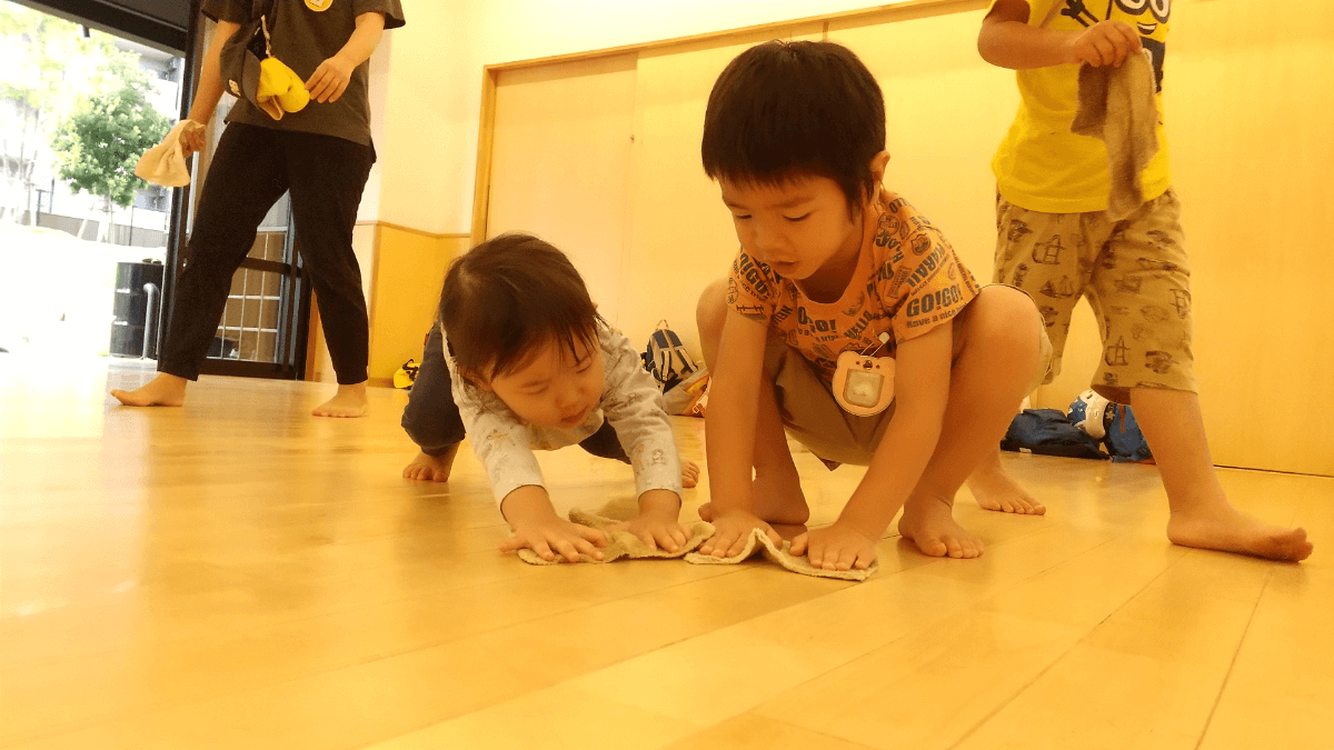 雑巾がけを真似する1歳児