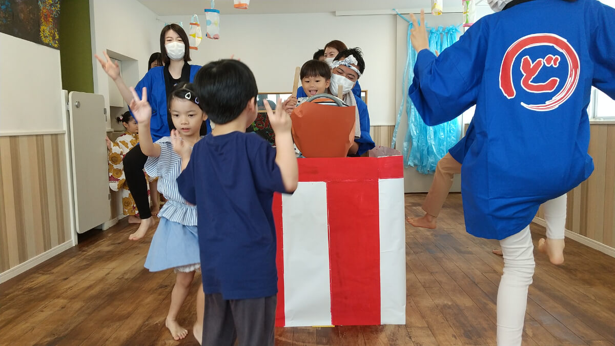 ダンスを踊る子どもとスタッフ