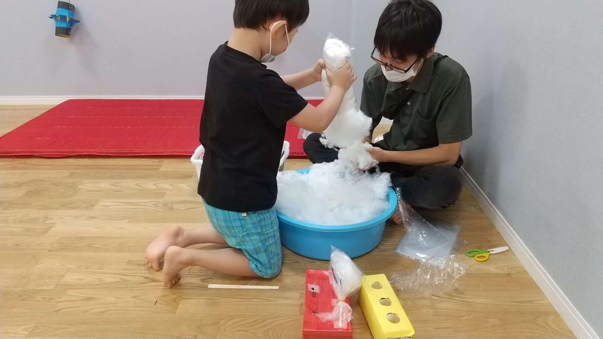 綿あめの準備をする子ども