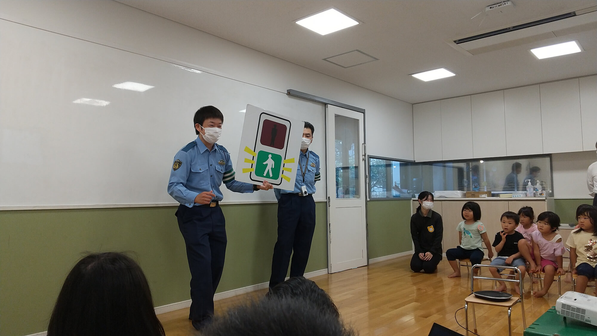 警察官から交通ルールを教えてもらう子どもたち