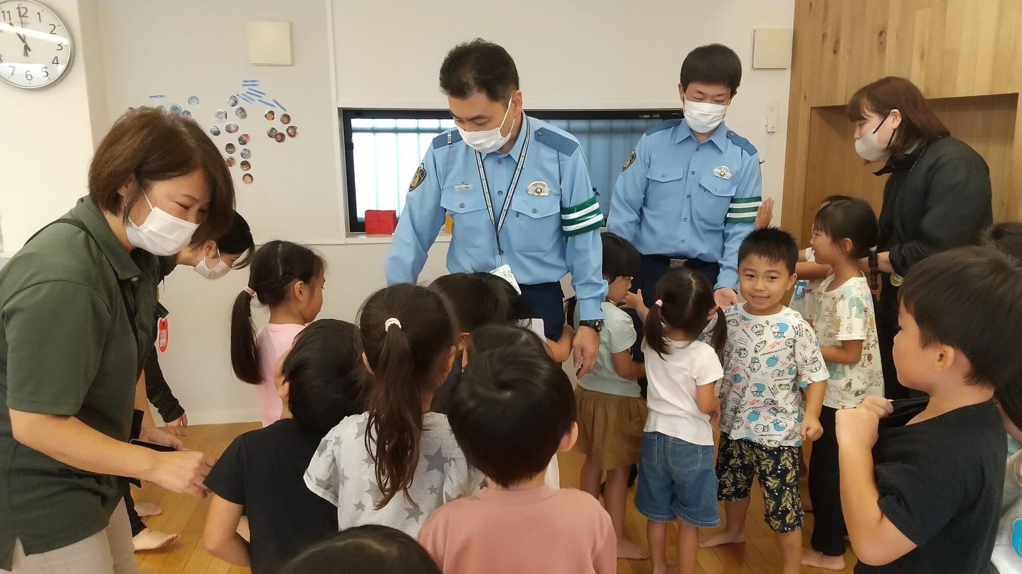 警察官と交流する子どもたち