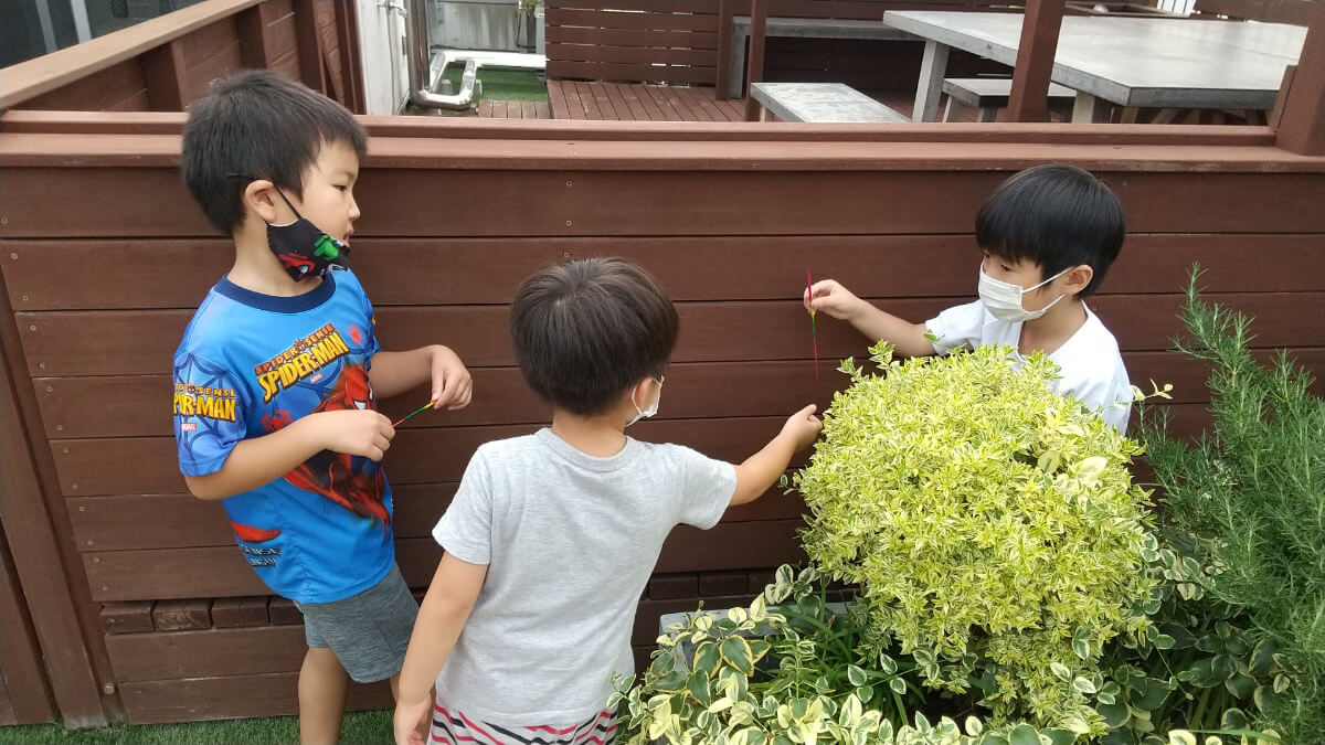 花火から隠れる子ども