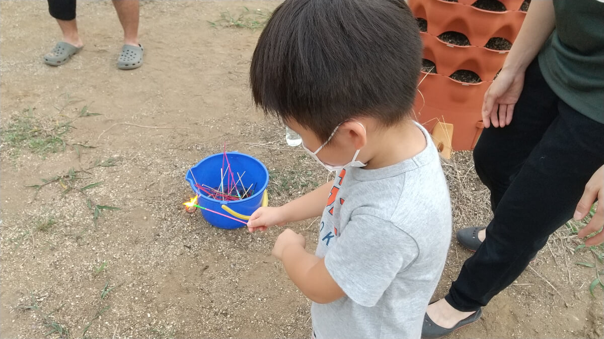 花火を持つ子ども