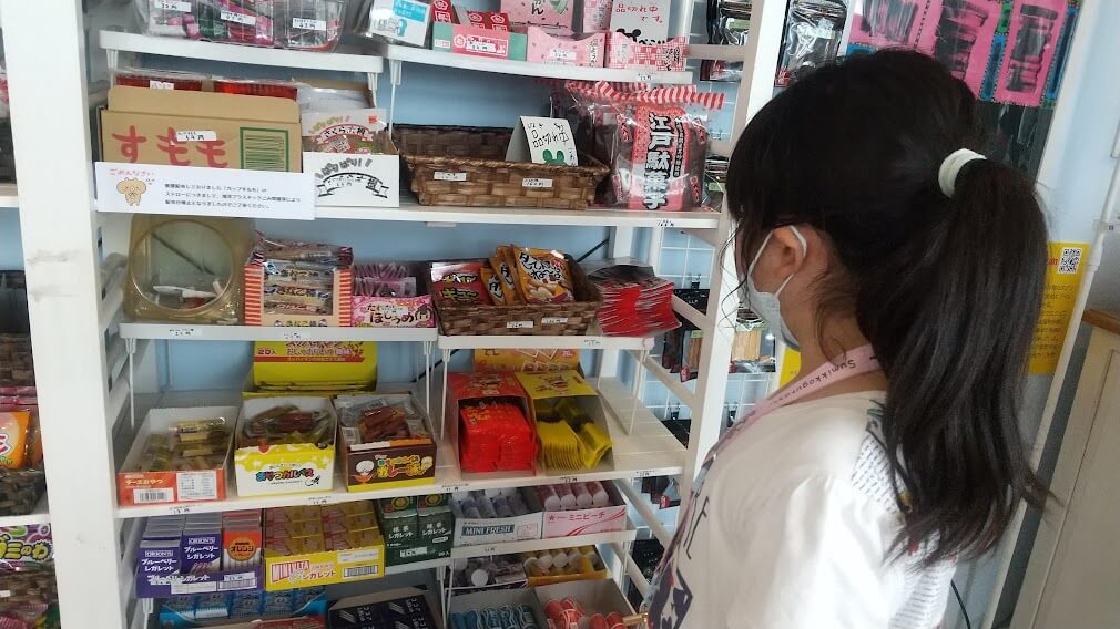 実際のお店で商品を選ぶ子ども