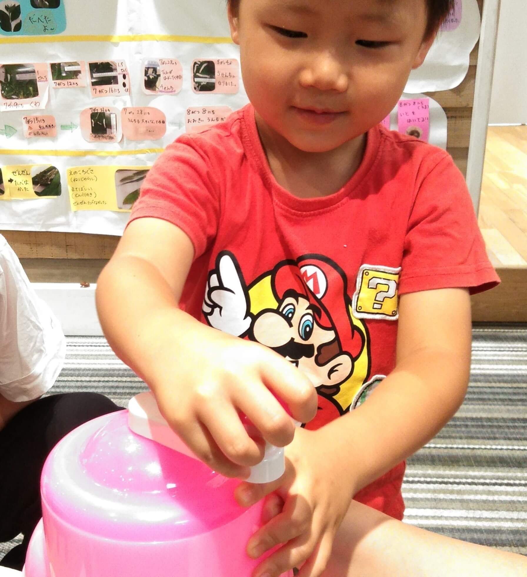 かき氷器を回す子ども