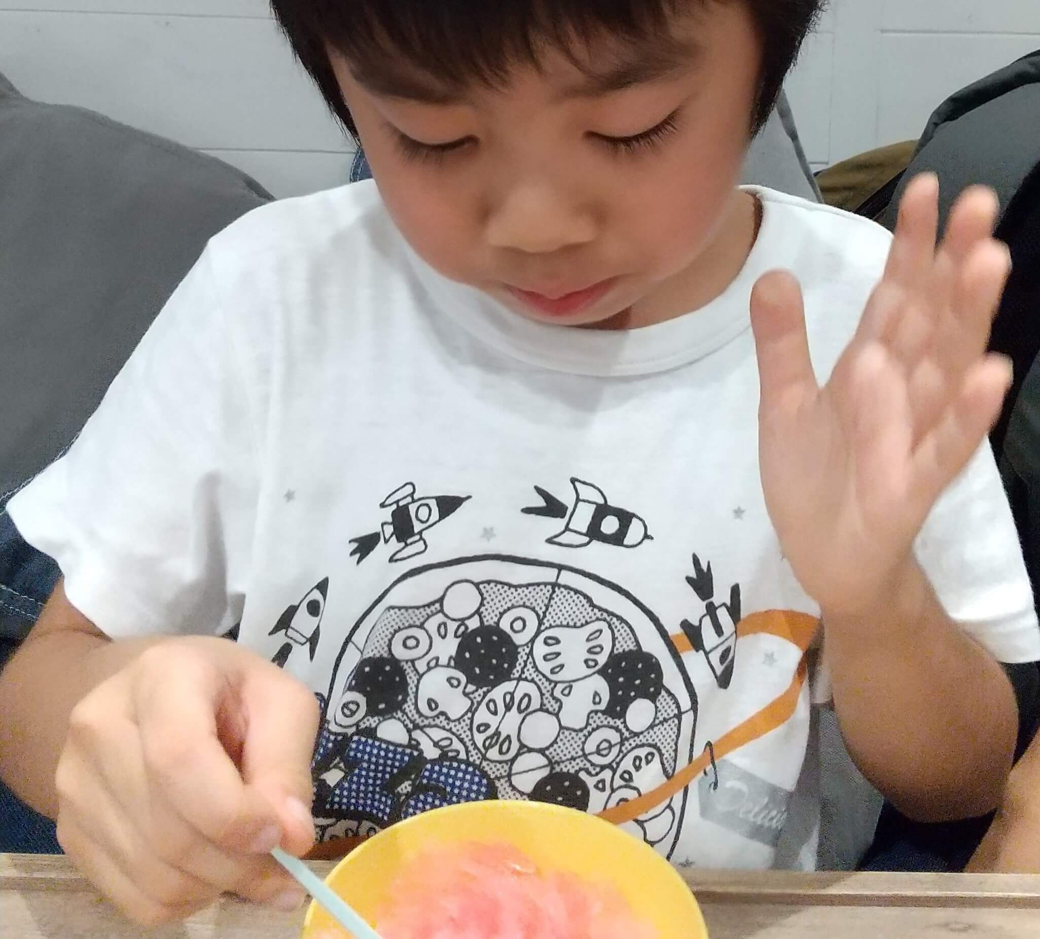 かき氷を食べる子ども