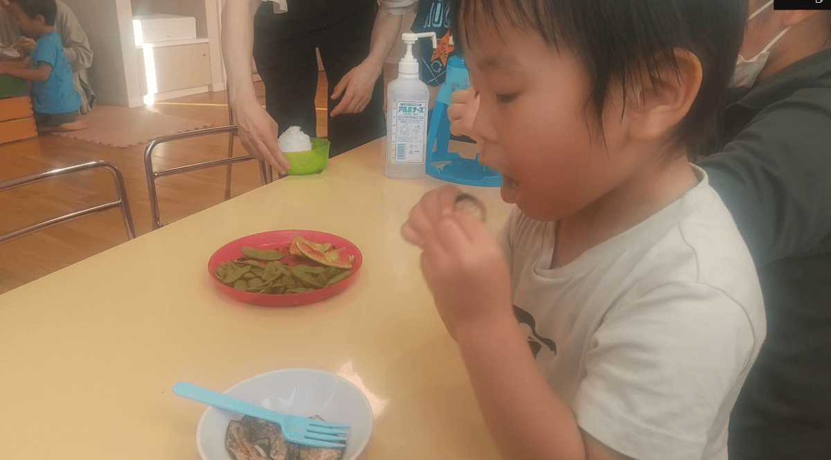 なすを食べる子ども