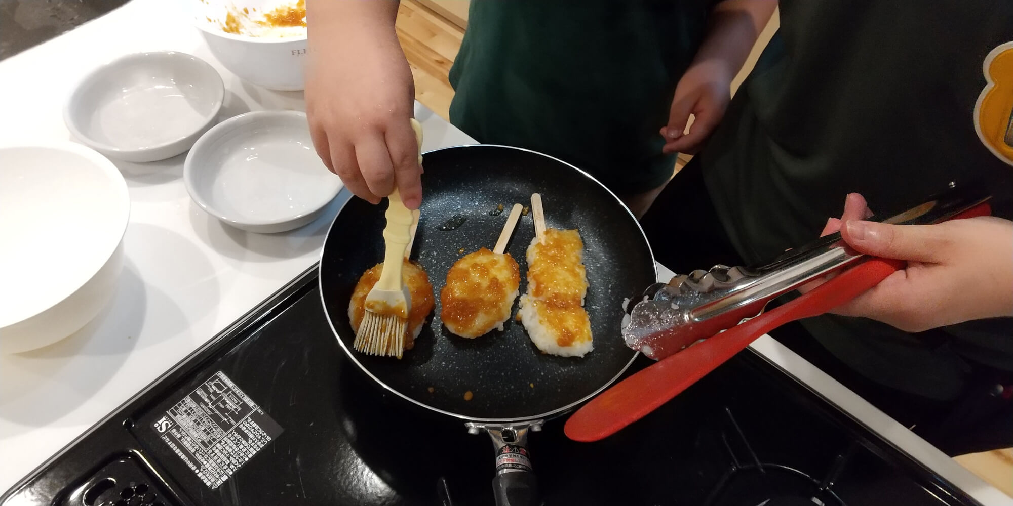 味噌だれを塗る子ども