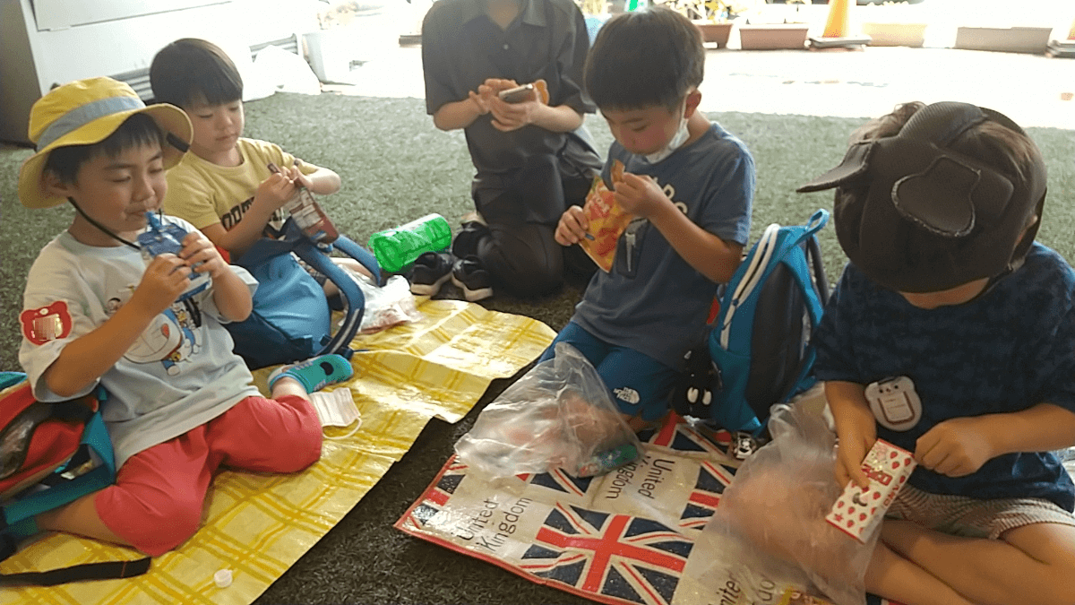 お菓子を食べる子どもたち