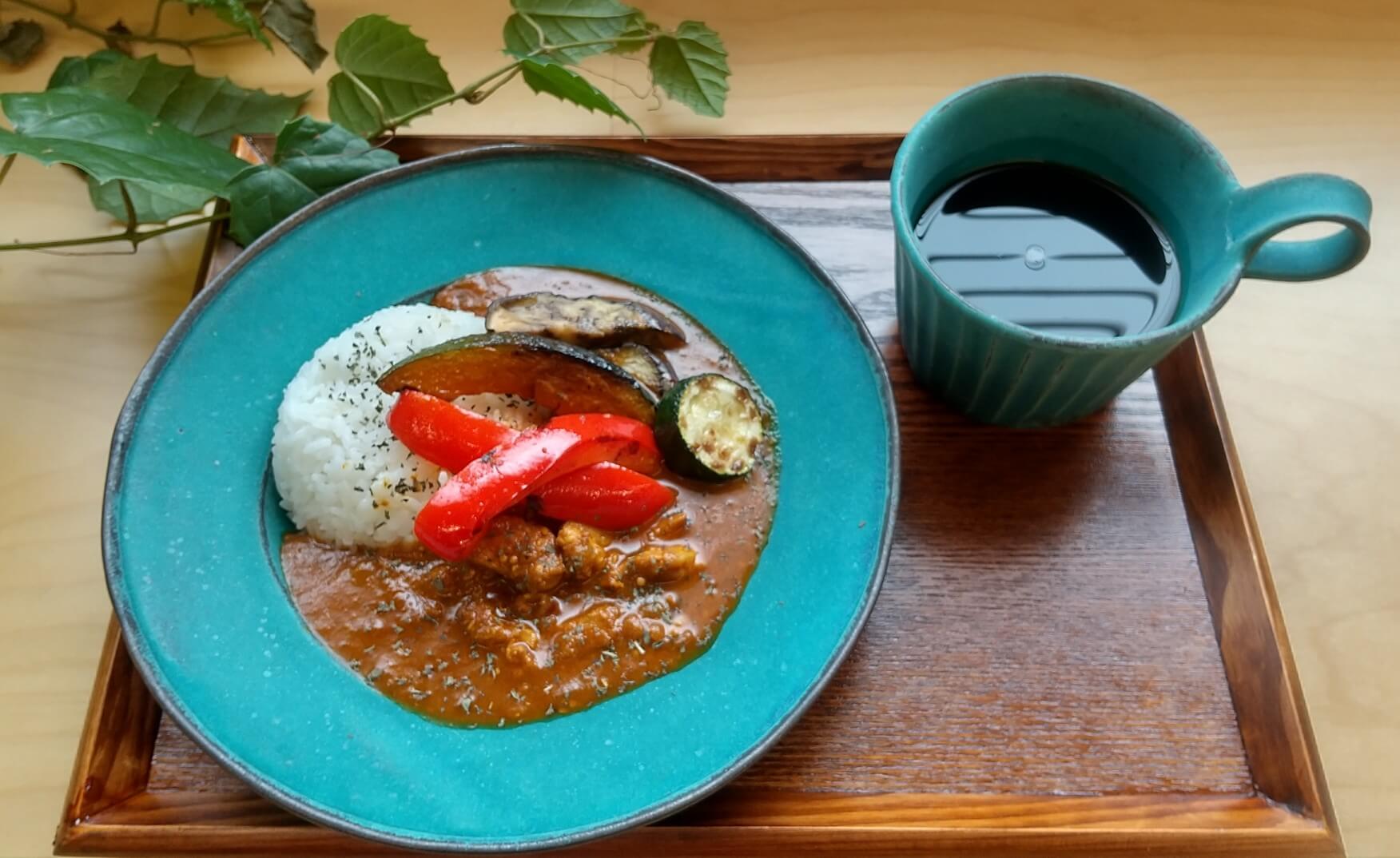 こだわりのスパイスカレーとコーヒー